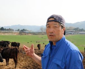 Masami Yoshizawa remains loyal to his herd. (photo by Masakazu Honda)