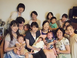 Mothers who took advantage of the "Satogaeri" facilities pose for a photo.