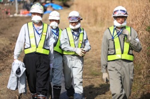 Decontamination workers in Iitate, November 2014 (photo by Hiro Ugaya).